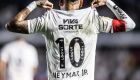 Neymar, hoje camisa 10 do Santos, segue no Brasil para tentar retornar à Seleção Brasileira