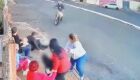 JD1TV: Motociclista empina moto e quase atinge família em calçada