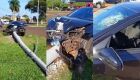 Motorista destrói carro e derruba poste de luz após colisão em Dourados