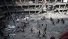 Palestinos inspecionam os danos em uma escola da UNRWA