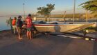 Barco afunda após bater em tronco no Rio Sucuriú e deixa dois homens a deriva