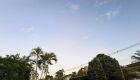 Céu azul e poucas nuvens 