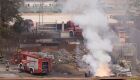 Bombeiros monitoram área da explosão
