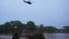 Helicóptero sobrevoa o Rio Guadalupe, no Texas, após enchentes
