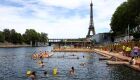 Banhistas nadam no rio Sena, em Paris, reaberto para banho, em 5 de julho de 2025
