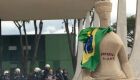 Estátua da Justiça, em frente ao Supremo Tribunal Federal (STF), pichada