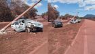 Acidente deixou carro e poste destruídos