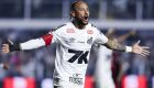 Neymar comemora o gol que marcou para o Santos sobre o Flamengo