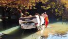 Carro estava com parte submersa e ninguém foi encontrado