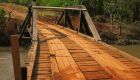 Ponte de madeira sobre o rio Botas