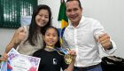 Miah, a criança superdotada, ao lado dos pais Millena e Moisés