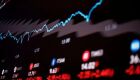 Ibovespa fecha em máxima histórica; dólar sobe