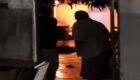 Mulher coloca fogo em casa, mata mãe e confessa crime: "Jesus mandou"
