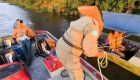 Peão cai de cavalo em fazenda e é resgatado de barco pelo Corpo de Bombeiros