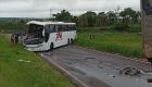 O ônibus bateu na traseira da carreta