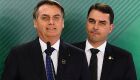 Ex-presidente, Jair Bolsonaro e o filho, senador Fl&aacute;vio Bolsonaro 