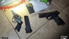 Armas e drogas foram apreendidas.