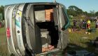 &Ocirc;nibus prata da empresa Grandino tombado de lado em &aacute;rea gramada. Pessoas, incluindo equipe de resgate, est&atilde;o pr&oacute;ximas ao ve&iacute;culo sob c&eacute;u claro. &Ocirc;nibus tombou na pista causando a morte de duas pessoas