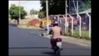 V&iacute;deo: Flagra termina em fuga do "pelad&atilde;o" de moto 