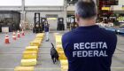 Auditor da Receita fiscaliza cargas em aduana do Aeroporto Internacional do Gale&atilde;o