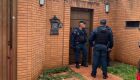 Movimenta&ccedil;&atilde;o policial na frente da antiga casa do Bernal