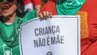 Cartaz escrito "Crian&ccedil;a n&atilde;o &eacute; m&atilde;e".  Reprodu&ccedil;&atilde;o/Marcelo Camargo/Ag&ecirc;ncia Brasil