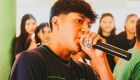Entre rimas improvisadas e batidas que ecoam histórias, crianças e adolescentes descobrem no rap muito mais do que música.