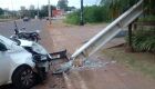 Acidente entre carro e poste &eacute; costumeiro em Campo Grande