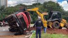 Sem freio, caminhão tomba em rotatória da Mato Grosso e motorista evita tragédia na Capital