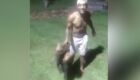V&iacute;deo mostra tamandu&aacute; sendo espancado; autor est&aacute; foragido
