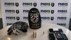 Arma e celulares apreendidos durante a a&ccedil;&atilde;o