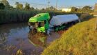 Carreta foi parar na &aacute;gua ap&oacute;s o acidente