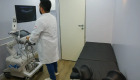 Médico preparando atendimento em unidade hospitalar