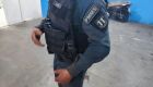 Policial teve a roupa rasgada no embate