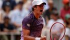 Fonseca faz história, vira para cima de Djokovic e avança Roland Garros