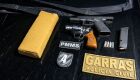 Armas apreendidas, assim como o tablete de droga