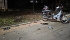 Motocicleta da v&iacute;tima e os cacos do acidente