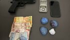 Drogas, arma e at&eacute; dinheiro foram apreendidos