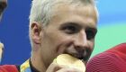 Nadador Ryan Lochte durante cerimônia de premiação