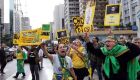 Manifestantes comemoram impeachment na Avenida Paulista