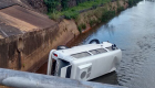 V&iacute;deo: depois de fechada, motorista de Kombi cai em c&oacute;rrego na Capital
