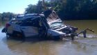 M&atilde;e e filha morrem em acidente ap&oacute;s carro cair no Rio Vacarias