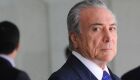 Temer vence e fica no cargo