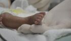 Bebê que nasceu após a mãe ter morte cerebral recebe alta da UTI
