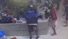 Vídeo: policial atira em assaltantes e impede assalto