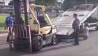 Vídeo: empilhadeira cai de caminhão na rotatória da Coca