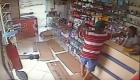Câmeras de segurança flagram assaltante em farmácia