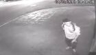 Vídeo: Ladrão é flagrado por câmera de segurança arrombando sorveteria