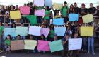 Jovens incomodados com a sujeira nas escolas e falta de merenda fazem protesto