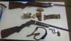 PMA prende homem por posse ilegal de rifle, revólver e espingarda